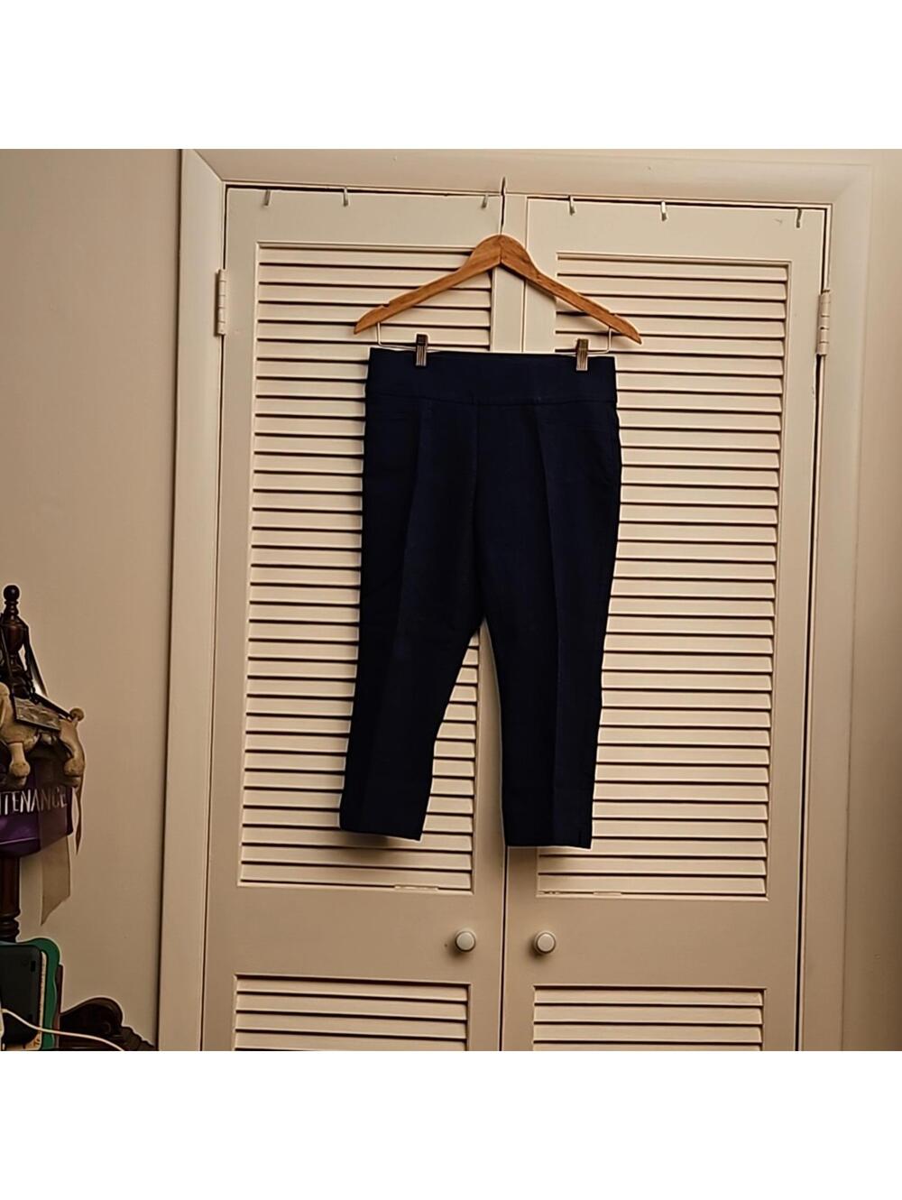 St. John's Bay mid rise capris